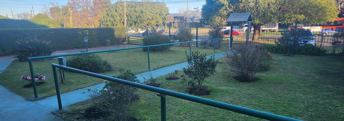 Jardín frente Residencial, Carrasco Amplio jardín del frente de la casa residencial para adultos mayores