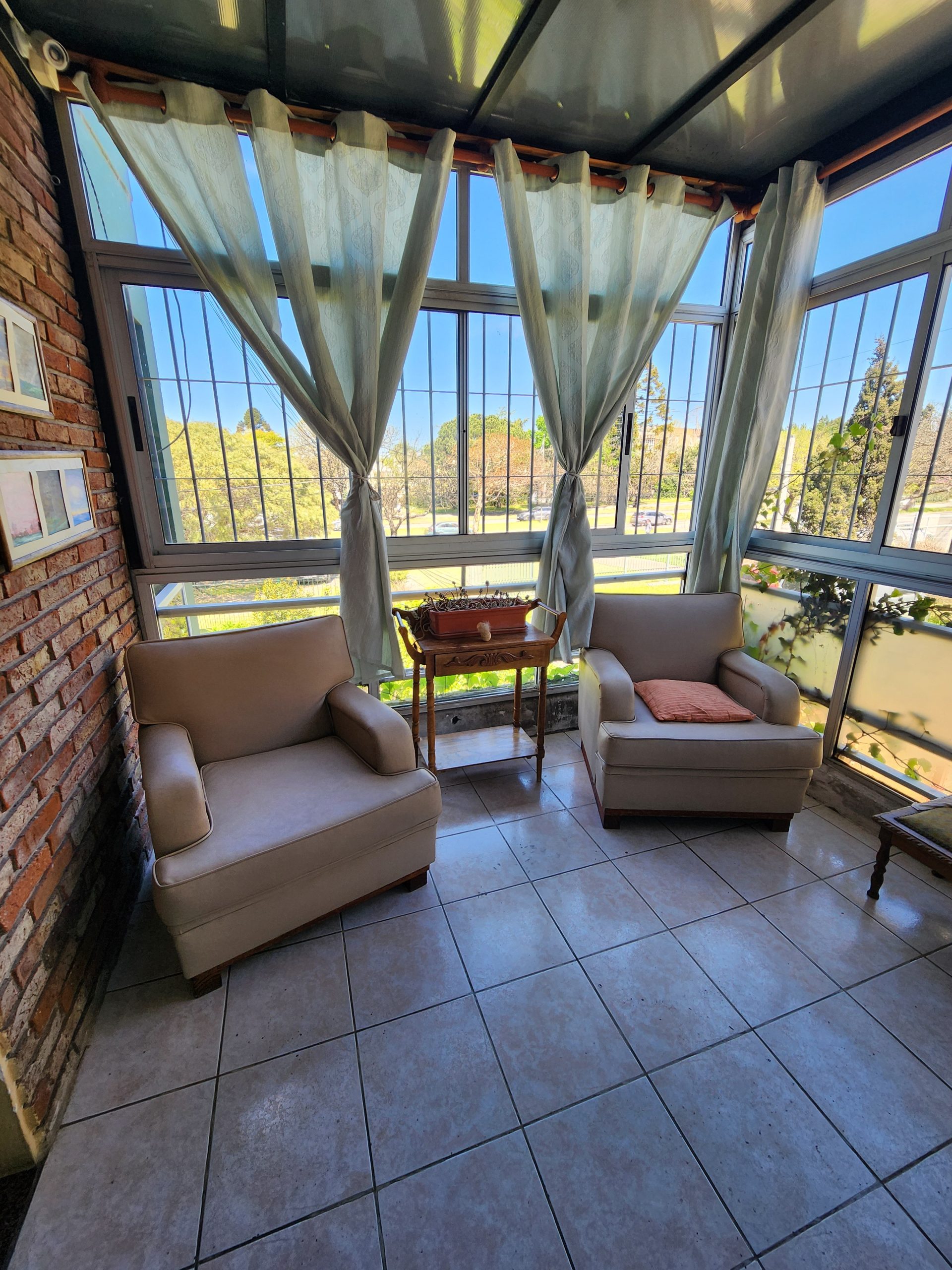 Sala de estar frente al Ascensor Pequeña sala de estar frente al ascensor en primer piso del residencial