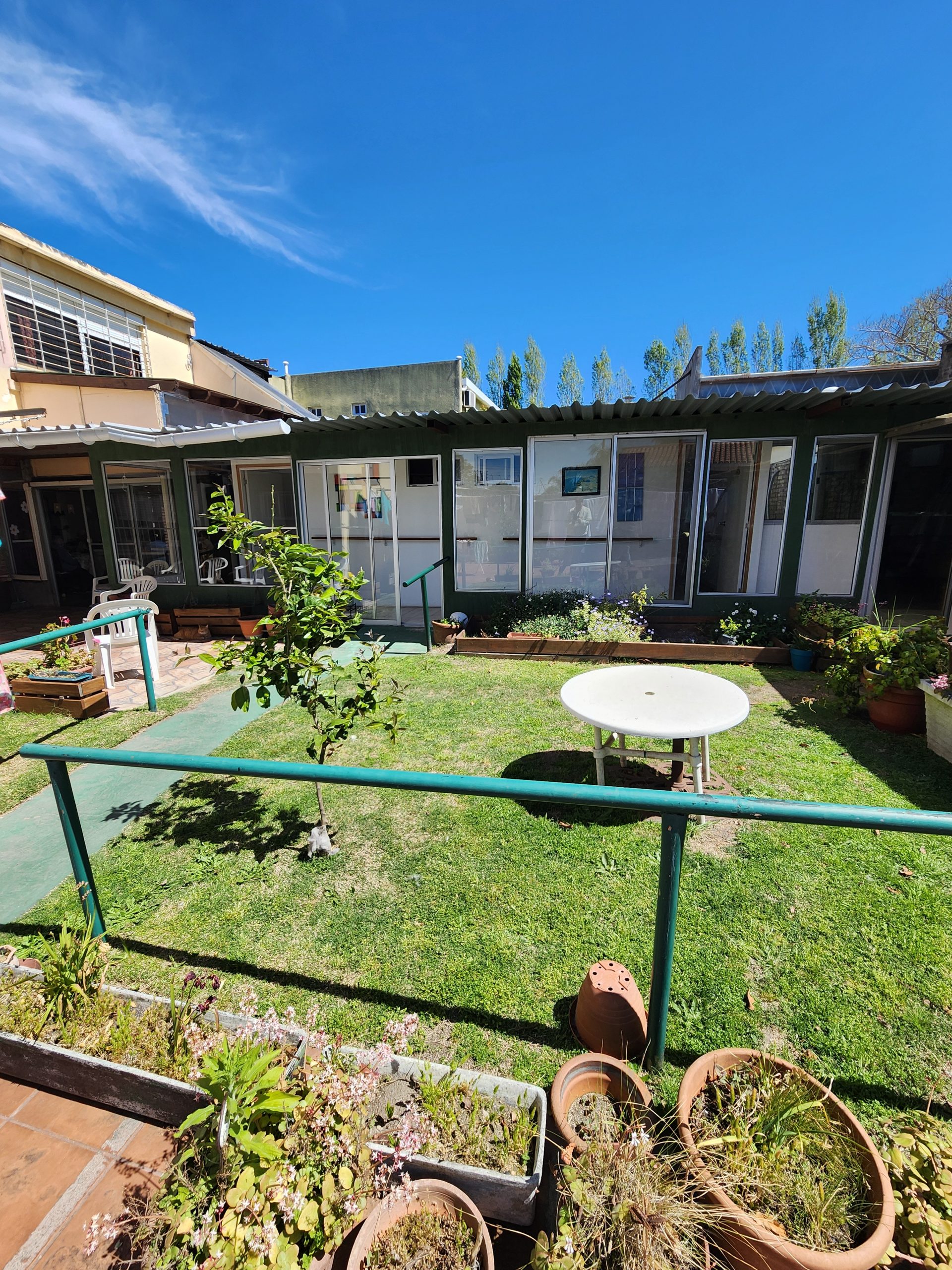 Jardín del fondo y hall Jardín del fondo del residencial para adultos mayores