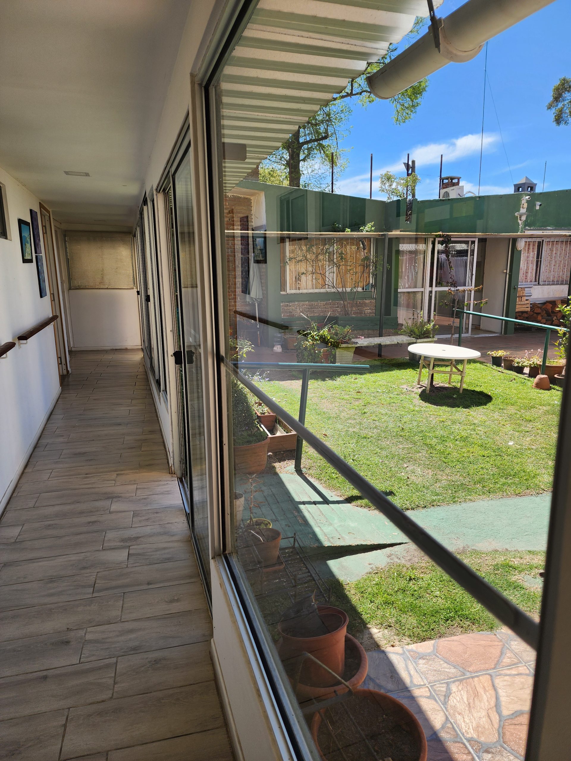 Hall y Jardín del fondo Residencial Vista pasillo y Jardín del fondo del Residencial para adultos mayores